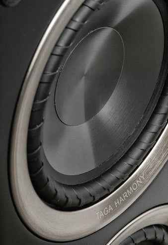 Na górnym zawieszeniu widać „karbowanie”, podobne
udoskonalenia spotykamy na głośnikach innych
fi rm, służą one poprawie liniowości pracy przy
dużych amplitudach. Grube aluminiowe pierścienie
są wyjątkowo udanym zabiegiem dekoracyjnym,
a nawet podkreślają solidność konstrukcji.